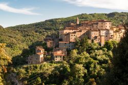 Veduta suggestiva delle case del borgo di Sassetta in Toscana