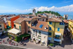 Veduta sui tetti del centro storico di Sirmione, provincia di Brescia, Lombardia. Il nome della città evoca nell'immaginario antiche sorgenti termali d'epoca romana ma anche le ...