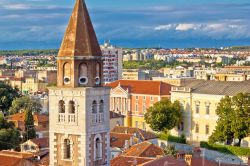 Veduta sui tetti del centro storico di Zara, Croazia, con il campanile.
