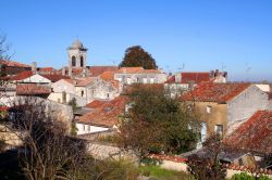 Veduta sui tetti del villaggio di Pons, Francia, in una giornata autunnale.
