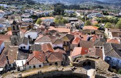 Veduta sui tetti della città di Melgaco dall'antica fortezza (Portogallo).
