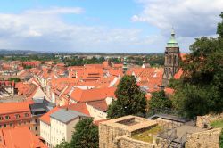 Veduta sui tetti della città di Pirna dal castello di Sonnenstein, Germania. Sulla destra, il campanile della chiesa di Santa Maria.

