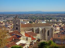 Veduta sui tetti della città vecchia di Hyères, Francia. Questa località balneare della Costa Azzurra è nota anche come Hyères-les-Palmiers per le oltre 7 ...