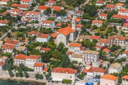 Veduta sui tetti della cittadina di Orebic, Croazia: al centro, chiesa e campanile.

