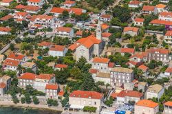 Veduta sui tetti della cittadina di Orebic, Croazia: al centro, chiesa e campanile.

