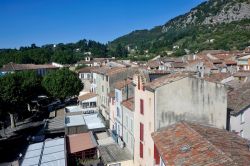 Veduta sui tetti di Anduze dalla torre dell'orologio, Francia, dipartimento del Gard. Iniziata nel 1320, la costruzione della torre si protrasse per cira 50 anni.

