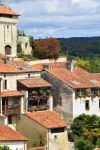 Veduta sui tetti di Aubeterre-sur-Dronne, Francia. Questo villaggio seduce i visitatori con le sue belle case disposte ad anfiteatro con vista sul fiume Dronne.
