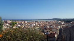 Veduta sui tetti di Calasetta, Sardegna. Dal 2006 questo territorio è riconosciuto come Comune onorario della provincia di Genova per via dei suoi legami storici, economici e culturali ...