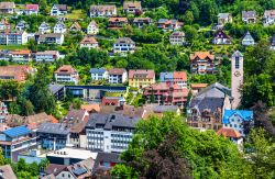 Veduta sui tetti di Triberg im Schwarzwald, Baden-Wurttemberg, Germania.
