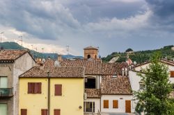 Veduta sui tetti di vecchi edifici nella cittadina di Sarsina, Emilia Romagna. Sullo sfondo, il campanile della chiesa.

