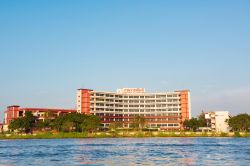 Veduta sul fiume Chao Phraya a Nonthaburi (Thailandia) con l'edificio del Dipartimento di Correzioni - © mai111 / Shutterstock.com