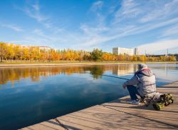 Veduta sul fiume Ishim, Astana - La moderna capitale del Kazakistan sorge sulle sponde del fiume Ishim con gli insediamenti abitativi più antichi situati nella zona nord e quelli più ...