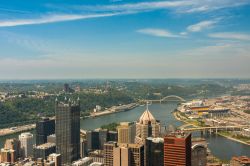 Veduta sul fiume Ohio e sulla città di Pittsburgh dall'edificio più alto, Pennsylvania (USA).

