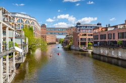 Veduta sul Karl-Heine-Kanal a Lipsia, Germania. Qui si possono praticare sport acquatici fra cui il kayak - © Val Thoermer / Shutterstock.com