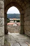 Veduta sul villaggio di Linhares da Beira (Portogallo) da una porta in stile gotico.
