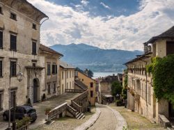 Una veduta sulle caratteristiche vie di Orta San Giulio, Piemonte, Italia.



