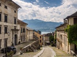 Una veduta sulle caratteristiche vie di Orta San Giulio, Piemonte, Italia.



