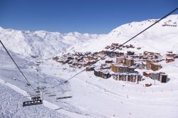 Veduta sulle piste da sci di Courchevel (Savoia) dalla seggiovia, Francia.
