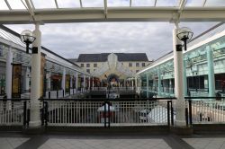 Veduta urbana dal primo piano di un tipico mercato della città di Kilkenny, Irlanda. Qui, sotto un lungo tetto trasparente, ci sono molti negozi e attività commerciali - © ...