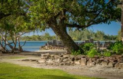 Vegetazione e laguna sull'isola di Huahine, Polinesia Francese.
