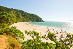 Vegetazione e mare a Koh Lanta, Thailandia - La bellezza paesaggistica di questo arcipelago, con la tipica vegetazione tropicale, è una delle sue attrazioni principali © Mart Koppel ...
