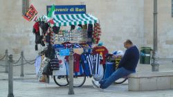 Venditore di strada con souvenir nel centro storico di Bari, Puglia - © Franxucc / Shutterstock.com