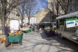 Venditori ambulanti francesi con frutta e verdura fresche in una strada nei pressi di Place Saint-Jean, Lione, Francia - © Eddy Galeotti / Shutterstock.com 