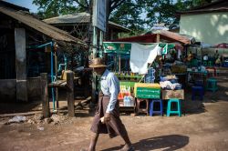 Venditori di cibo e di souvenirs in un mercato di Kyaiktiyo, stato Mon, Birmania. Il piccolo market si trova all'ingresso della pagoda Golden Rock  - © maodoltee / Shutterstock.com ...