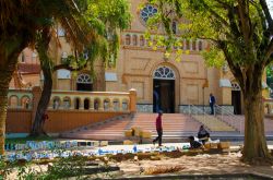 Venditori di souvenir di fronte alla chiesa cattolica di Santa Maria a Kampala, Uganda. Conosciuta anche come cattedrale Rubaga, è stata costruita nel 1925 - © Cristi Popescu / Shutterstock.com ...