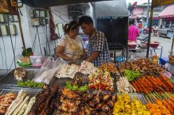 Venditori di street food a Pha Ngan, Thailandia. Assaporare un piatto della cucina locale in una bancarella dell'isola è una delle esperienze da non perdere durante una vacanza in ...