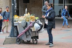 Una venditrice ambulante in una delle vie del centro di Bogotà