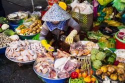 Ho Chi Minh City, Vietnam:  una venditrice nel  mercato di Binh Tay, presso la zona di Cholon, la vecchia Chinatown di Saigon - © Melinda Nagy / Shutterstock.com