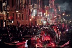 Venezia, un danzatore in costume punk rosso alla cerimonia di apertura del carnevale 2019 (Veneto) - © Gentian Polovina / Shutterstock.com