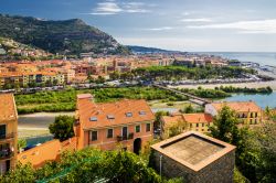 Ventimiglia dall'alto con sullo sfondo il tradizionale mercato settimanale, Liguria.



