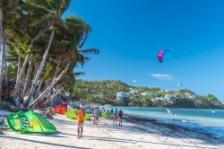Con il vento forte a Bulabog Beach (Boracay, Filippine), gli appassionati di kitesurf e windsurf prendono la via del mare - foto © Maxim Tupikov / Shutterstock.com