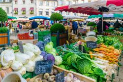 Verdura fresca in una bancarella del mercato di Beaune, Borgogna, Francia - © RnDmS / Shutterstock.com