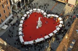 Verona in love a Piazza Dante - Città dell'amore? Sì eccome e questa meravigliosa immagine lo testimonia. Nei giorni di S.Valentino la città si trasforma dando vita ...