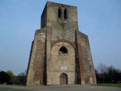 Ciò che resta della cosiddetta Tour Carré, un tempo facente parte dell'abbazia di Saint-Winoc, posta sulla collina di Groenberg presso la cittadina di Bergues.