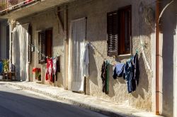 Vestiti a stendere nel centro storico di Balestrate in provincia di Palermo, siamo in Sicilia