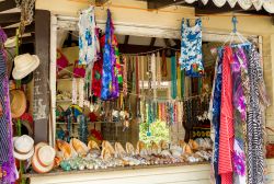 Vestiti e souvenir in un tipico mercato sull'isola di Mahé, Seychelles.
