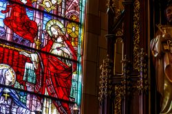 Vetrate istoriate nella chiesa cattolica del Sacro Cuore a Indianapolis, Indiana (USA). L'opera ritrae Gesù - © Jonathan Weiss / Shutterstock.com