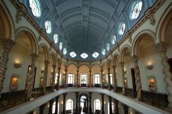 Vetri colorati al Museo Ariana a Ginevra, Svizzera. L'interno dell'edificio in stile neoclassico e neo barocco progettato da Gustave Revilliod nel XIX° secolo: qui al 10 di Avenue ...