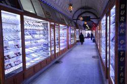 Vetrine del Tahan Bazaar nella città di Erzurum, Turchia. Si tratta di uno dei più frequentati da abitanti e turisti  - © prdyapim / Shutterstock.com