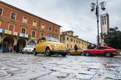 Vetture d'epoca in piazza a San Giovanni in Persiceto in Emlia-Romagna - © starmaro / Shutterstock.com