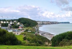 Veules-les-Roses, villaggio in Alta Normandia, Francia. Alberghi lussuosi, dimore signorili e case antiche rendono ancora questo paese pittoresco nonostante i bombardamenti che lo hanno colpito ...