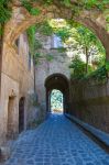 Una via del borgo laziale di Civita di Bagnoregio, Viterbo. Passeggiando fra gli stretti vicoli di questa frazione si possono ammirare interessanti scorci architettonici e suggestivi paesaggi ...