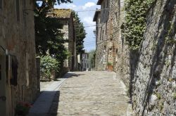 Una via acciottolata tipica di Monteriggioni (Toscana) - Così come tutto il borgo medievale che caratterizza la località, anche le stradine e le viuzze profumano di un passato ...