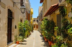 Via nel borgo di Rethymno, la città della costa settentrionale dell'isola di Creta, Grecia - © windu / Shutterstock.com
