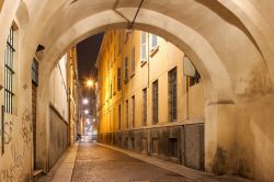 Veduta notturna di una delle vie storiche della città di Parma - è calata la notte su Borgo Bruno Longhi e il maestoso arco apre al centro storico di questa città dichiarata ...