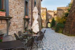 Scorcio panoramico su una via del centro medievale di Civita di Bagnoregio, Viterbo - © JaroPienza / Shutterstock.com